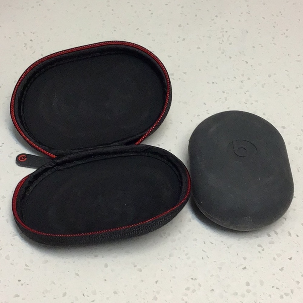 Beats Wireless Earbud Holder and 6 Replacement Ear Tips - Picture 2 of 3